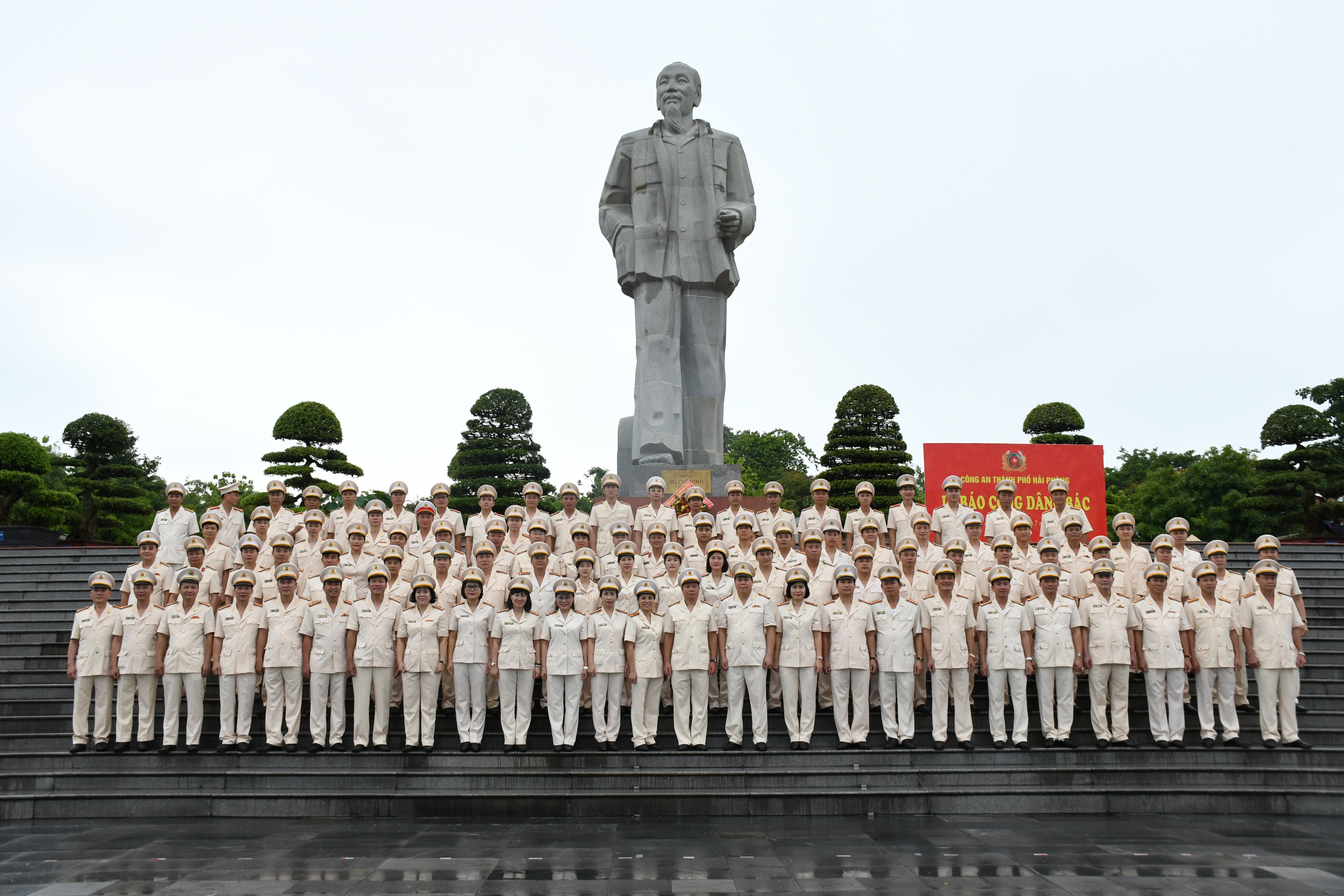 Lực lượng Cảnh sát nhân dân – CATP Hải Phòng  Báo Công Dâng Bác tại Quảng trường Chủ tịch Hồ Chí Minh (tỉnh Nghệ An)